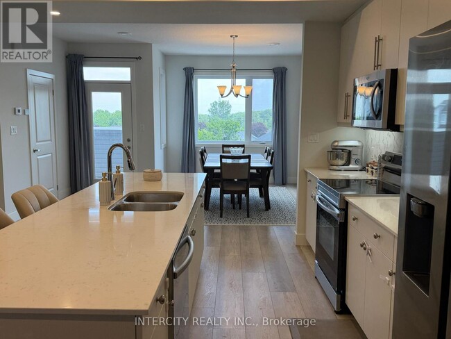 Building Photo - 925 Deveron Crescent