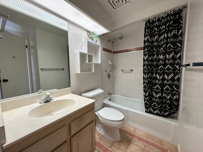 Building Photo - Harbor Square! Fully Furnished/Utilities I...