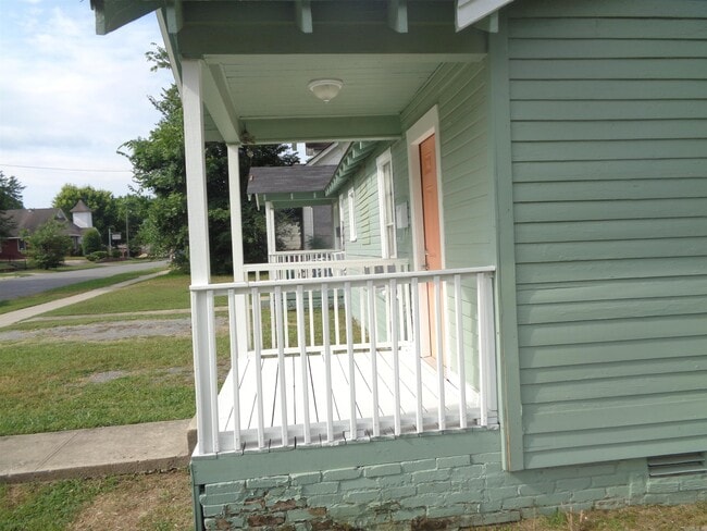 Building Photo - 1200 S Cross St
