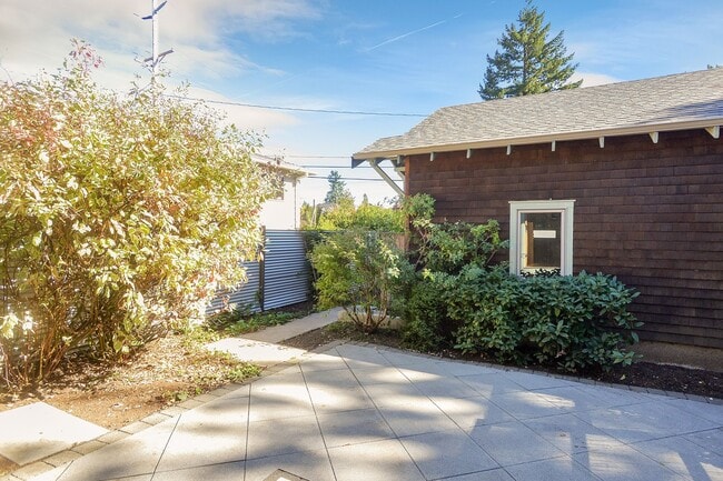 Building Photo - Charming Duplex in the Heart of Lake Oswego