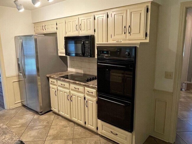 Foto del edificio - 2817 Lawndale Dr