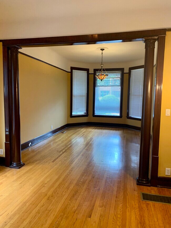 Living Room - 1228 W Farwell Ave