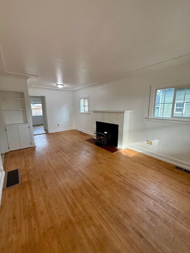 Building Photo - Beautiful 3 Bed 2 Bath Spokane Home w/ Detached Garage and Large Fully-Fenced Yard!