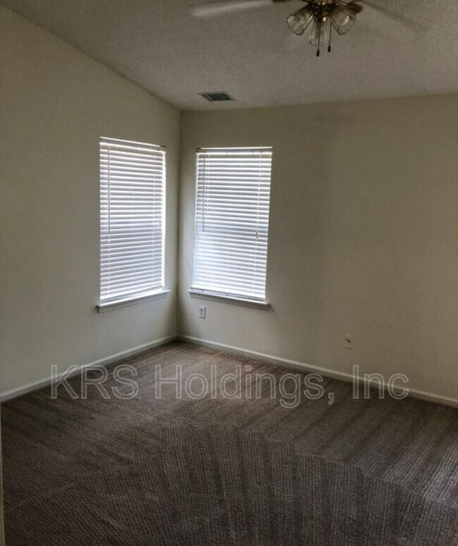 Building Photo - 9 Camellia Ln