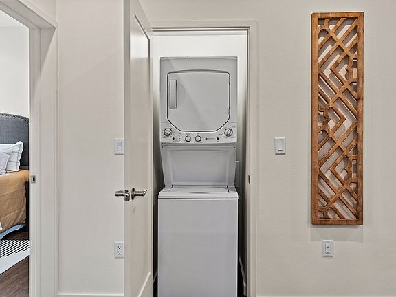 Foto del edificio - Prime Location Corner Condo – Modern & Low...