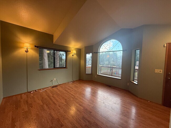 Foto del edificio - 3 BED 2.5 BATH WITH DAYLIGHT BASEMENT & BONUS ROOM - SPACIOUS CORNER LOT