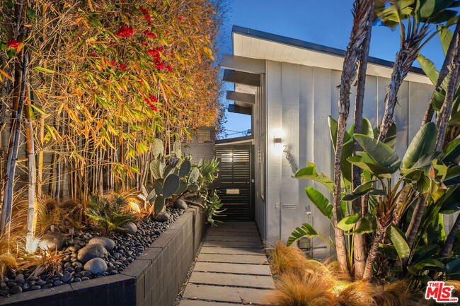 Foto del edificio - 2690 Hollyridge Dr