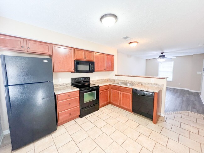 Building Photo - 2 Bedroom 1.5 Bathroom Townhome