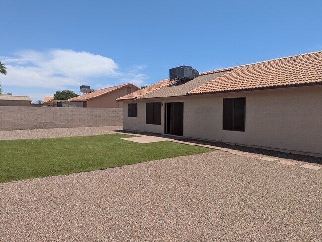 Foto del edificio - 5460 E Emerald Ave