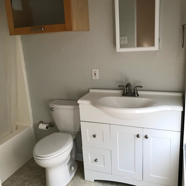 Full bath upstairs - 1547 Nicholson Dr
