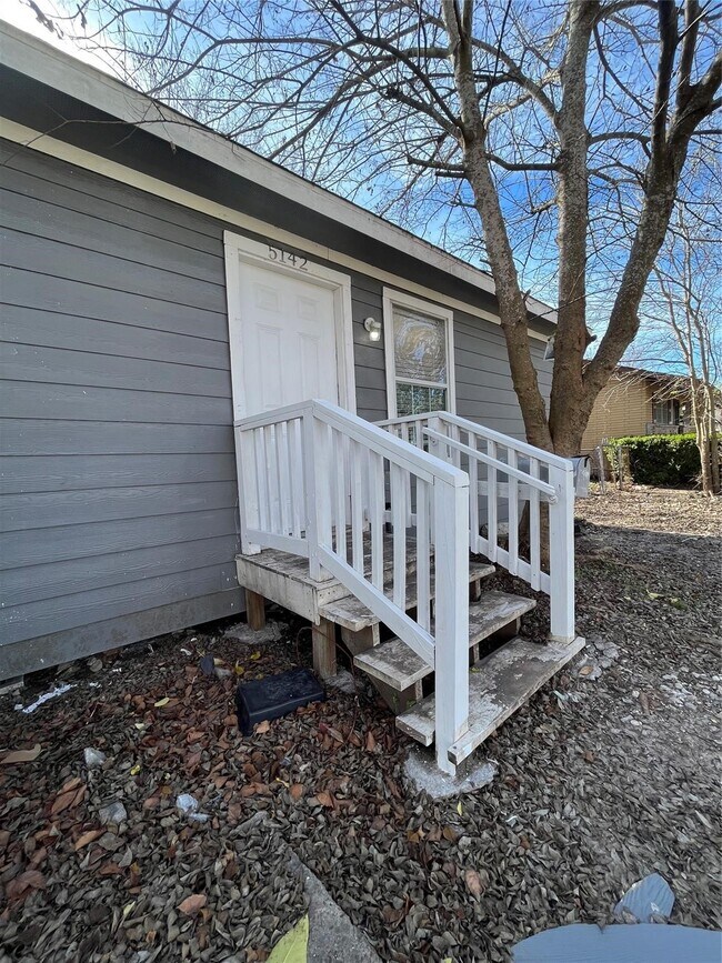 Foto del edificio - 5142 Higgins St