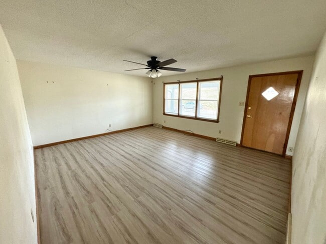 Building Photo - 3 Bedroom / 2 Bath House located on Stodda...