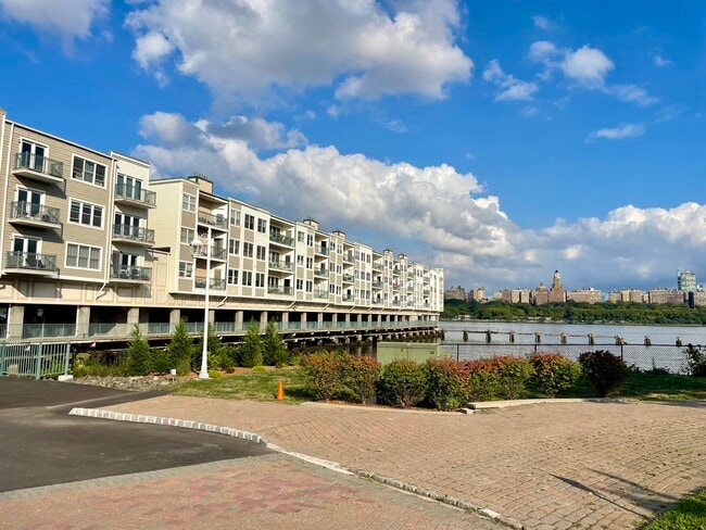 Building Photo - 325 The Promenade