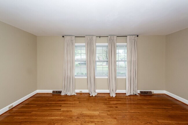 Building Photo - 6 Bedroom, 2.5 Bath House in Drayton on th...