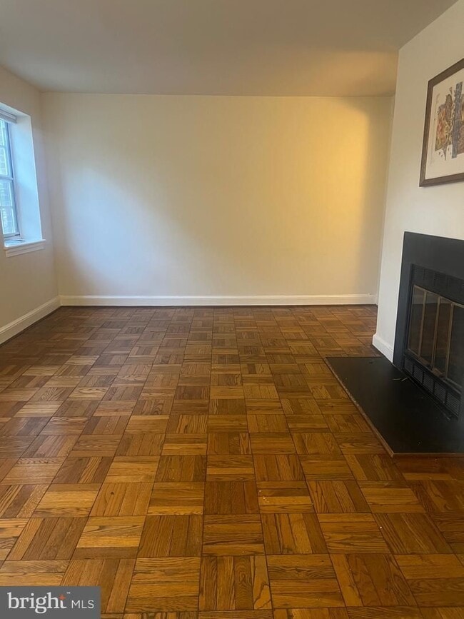 Building Photo - This cozy unit combines convenience, comfo...