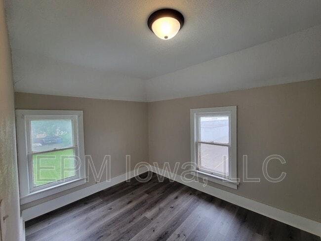 Building Photo - 437 1/2 Riehl Street