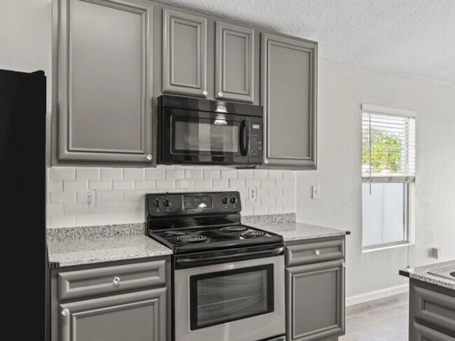 Foto del edificio - 4 Bedroom Fully Refurbished Single Family ...