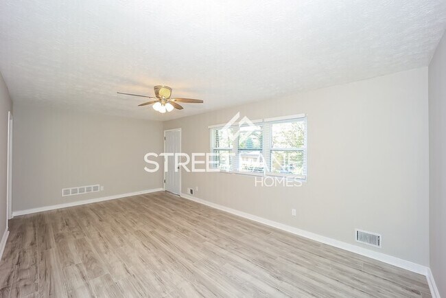 Building Photo - FIRST FULL MONTH FREE IF 13 MONTH LEASE SI...