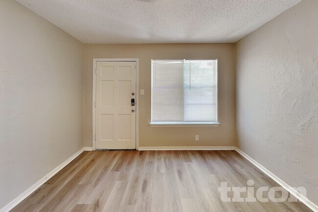 Foto del edificio - 204 NW Jayellen Ave