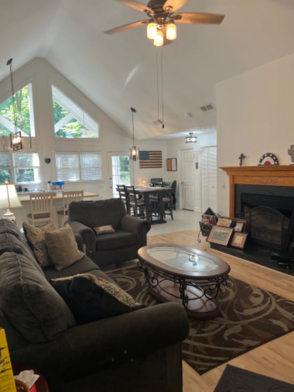 Foto del edificio - 136 Hickory Hills Dr