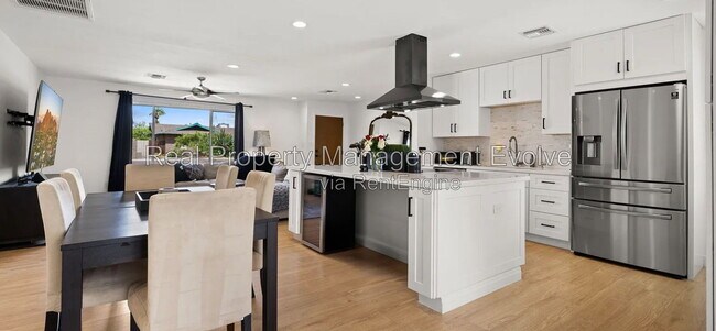 Foto del edificio - 8631 E Jackrabbit Rd