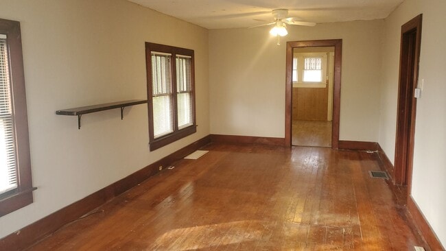 Building Photo - 3 bd house, North Central Columbia, walkin...