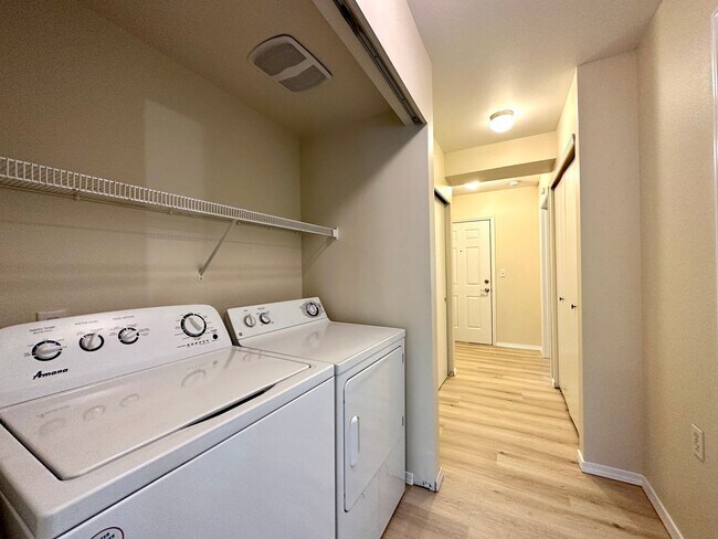 Building Photo - Newly Renovated! 508 Tremont Ave #102