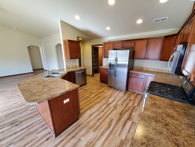 Building Photo - New Paint & LVP flooring!