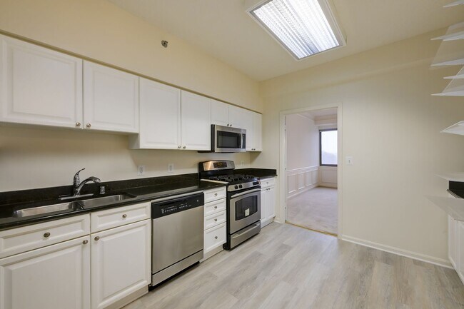 Foto del edificio - One of the Largest 2BR + Den Residences in Leisure World | Sunroom & Sauna