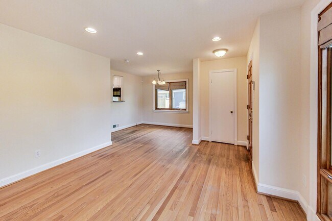Building Photo - Classic Spacious 4 bedroom 3 level - Cape ...