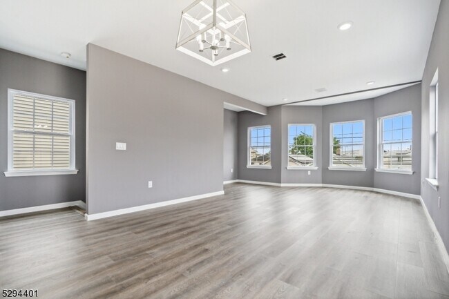 Building Photo - 614 Meadow St