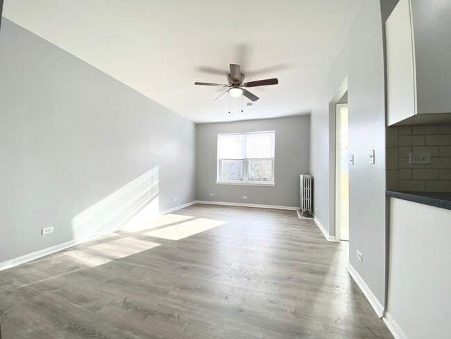 Building Photo - 4031 N Kenmore Ave