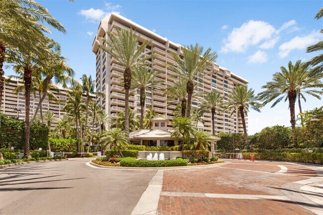 Building Photo - 2 Grove Isle Dr
