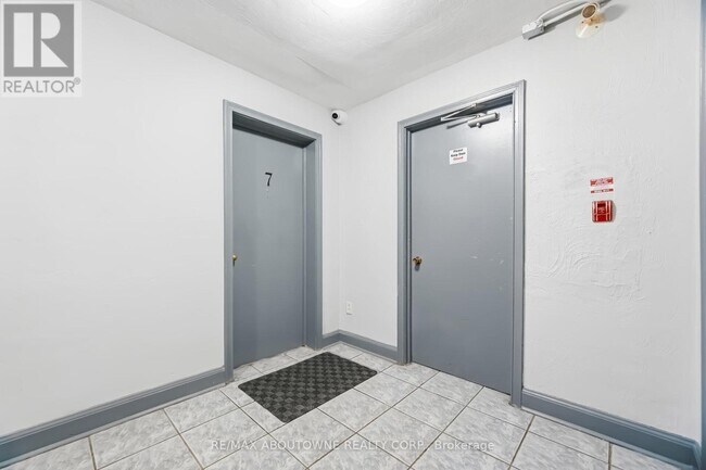 Photo du bâtiment - 1037 Churchill Ave