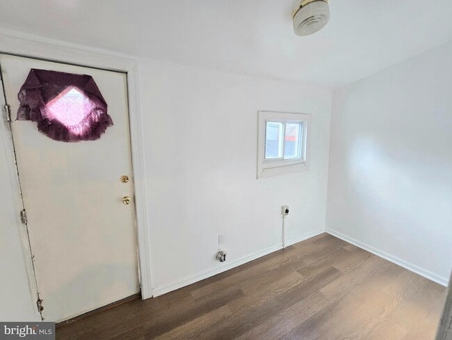 Building Photo - 106 S 55th St