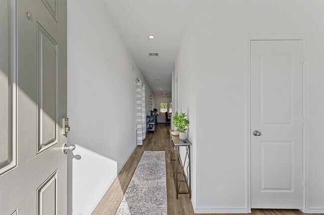 Foto del edificio - 24006 Sunview Vly Dr