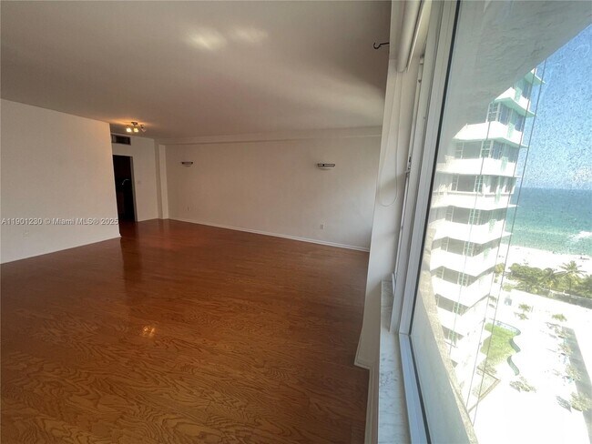 Foto del edificio - 5255 Collins Ave