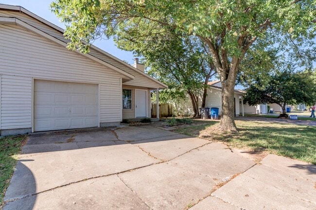 Building Photo - 2 Bed | 1 Bath in East Tulsa!