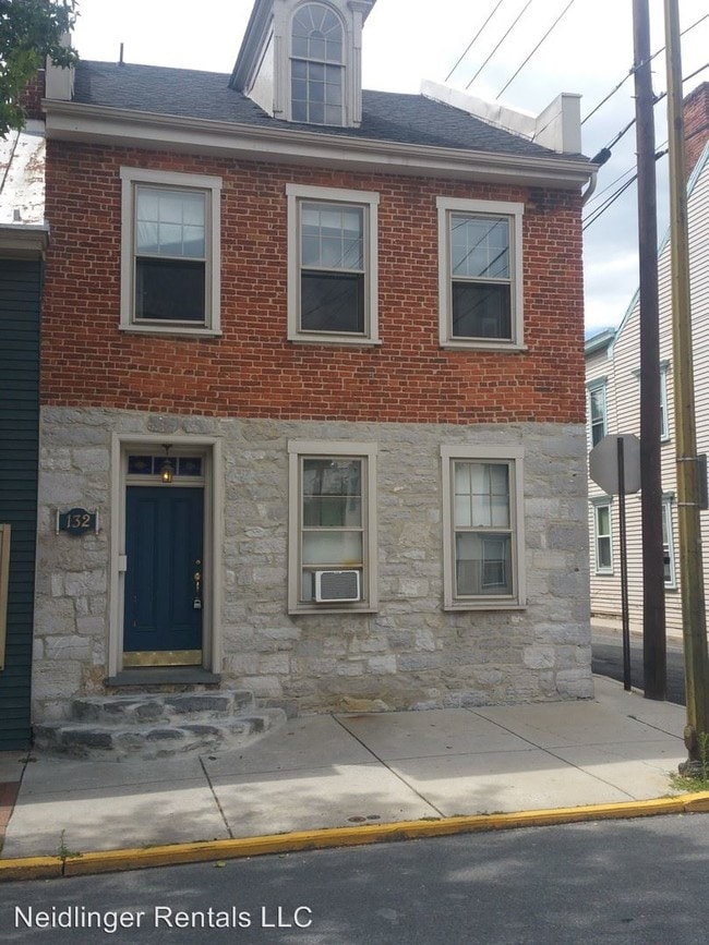 132 S Hanover St, Carlisle, PA 17013 Apartment for Rent in Carlisle
