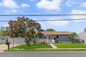 Building Photo - 2127 Oak Ave