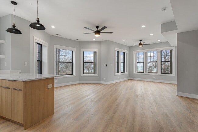 Building Photo - 7648 N Eastlake Ter