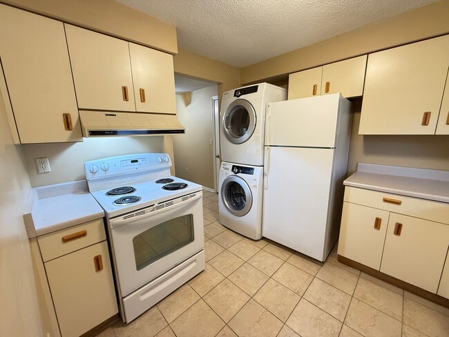 Foto del edificio - 5633 Bluebird Ct