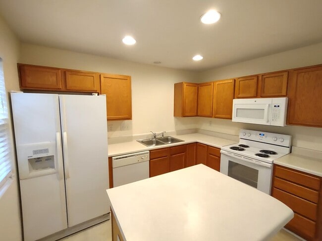 Building Photo - Move In Ready Townhome located in Benningt...