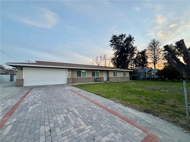 Photo - 1795 E Victoria Ave House