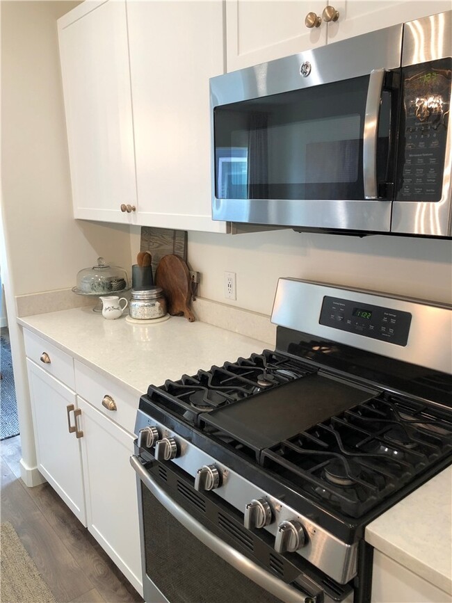 Building Photo - Luxury Bluffdale 4 Bedroom Town Home
