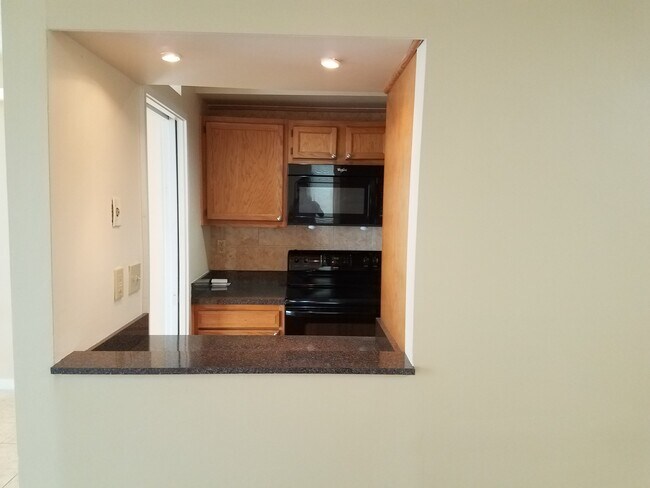 Foto del edificio - Spacious 2-Bedroom/2 Bath Bi-Level Garden ...