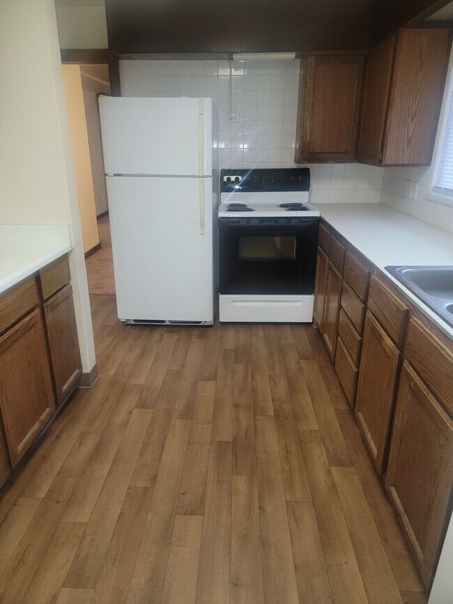 Building Photo - University Place 4 bedroom, 2 bath. Partially fenced yard