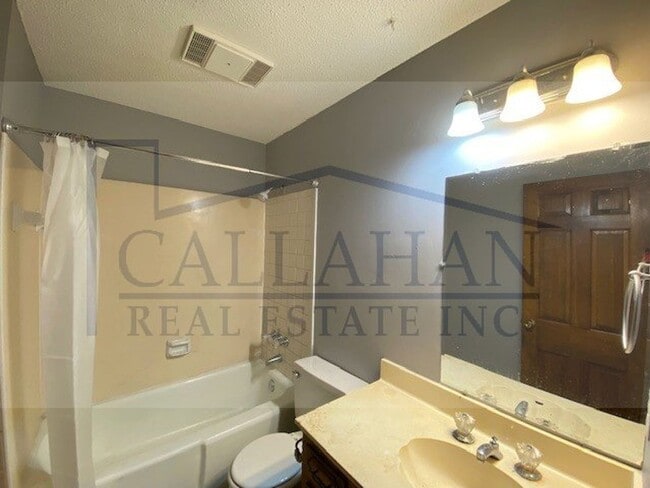 Building Photo - 205 Lynnewood Dr