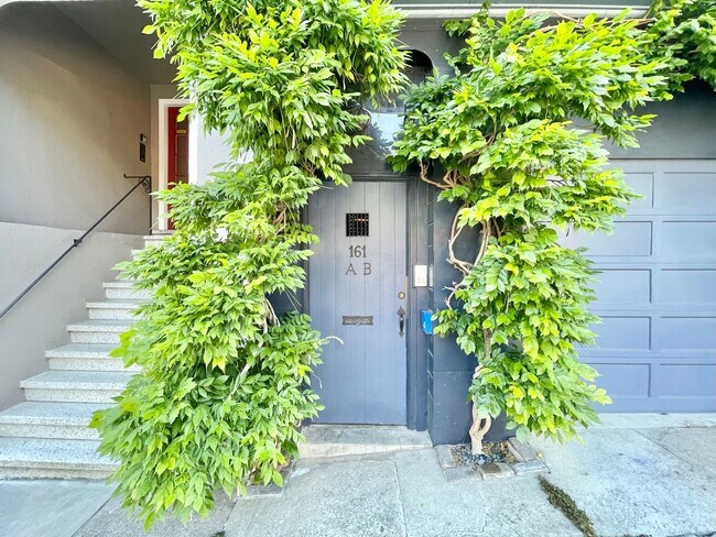 Foto del edificio - Castro/ Eureka Valley Full Floor Remodeled Victorian Condo in a Garden Setting - PROGRESSIVE