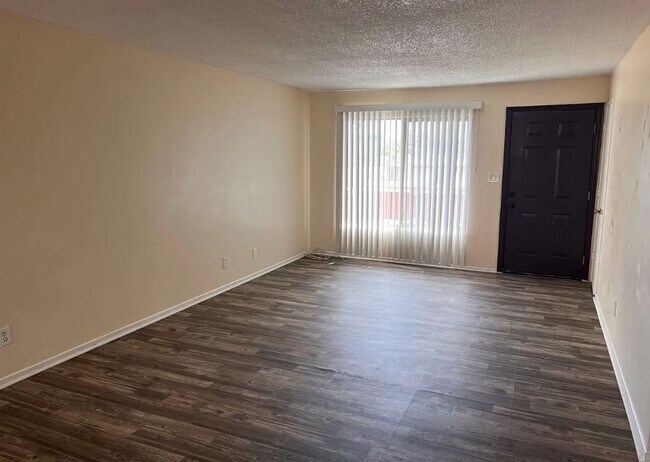 Foto del edificio - 2151 S Winstel Ave